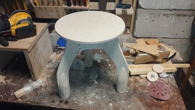 Chair with 3 rocket like rounded legs that extend